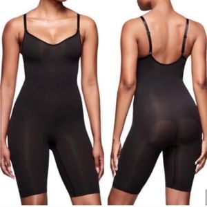 SKIMS Sculpting Seamless Mid-Thigh Bodysuit Black